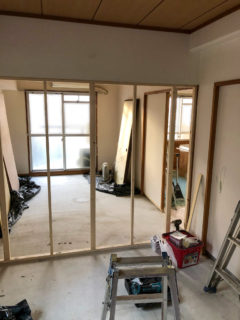 洋室２部屋に分けるための壁の設置