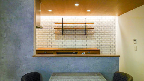 クロス貼りの壁から、おしゃれなタイル張りの壁へキッチンリフォーム