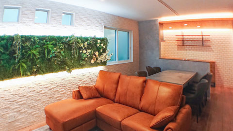 壁に直接フェイクグリーンで装飾・エコカラットのタイルと調光調色調整ができる間接照明で心地よくおしゃれな空間へ／店舗のようなリビングリフォーム