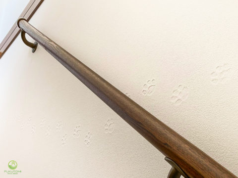 階段の壁に猫の肉球クロスを貼りました。実際の猫の足跡からデザインされたサンゲツのクロスです。