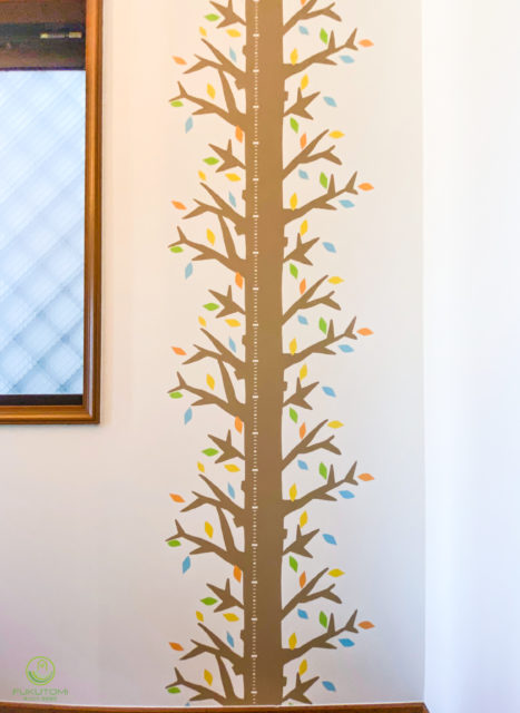 お子様の成長も楽しめる壁に／木の幹クロス（壁紙）への貼替えリフォーム