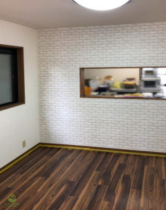 今ある床の上から貼れるPanasonicのWPBリフォームフロアーで床のリフォームをしました。リビングの天井・壁全面クロス貼替えリフォームをしています。