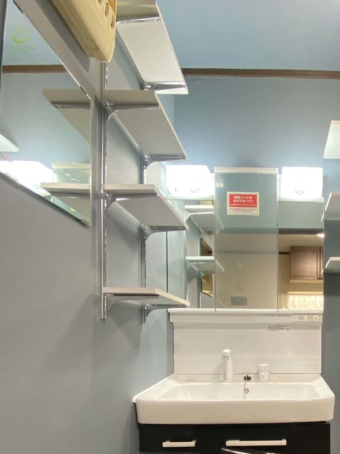 洗面スペースの壁に鏡・壁収納も設置して便利（洗面リフォーム）