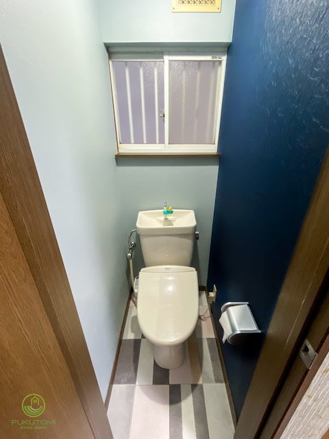 日本の彩・留紺（とまりこん・とめこん）色の壁紙をトイレのアクセントクロスにしました／トイレの壁紙張り替えリフォーム