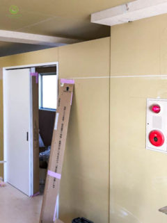 整骨院事務所に壁を作り、施術スペースを作りました