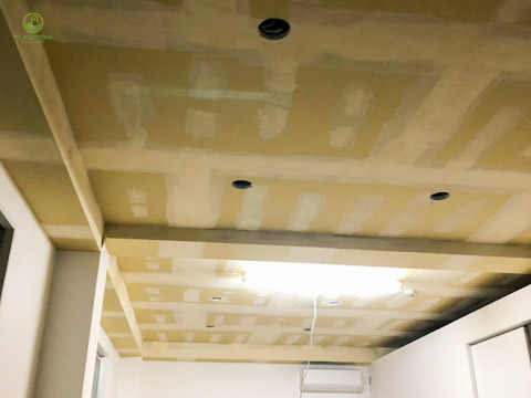 整骨院のクロス貼替えリフォーム・天井：段差をなくすための処理