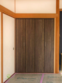 畳の部屋をフローリングに貼替え／押入れの洋室化／押入れ解体なし・襖を折れ戸に・ハンガーパイプ