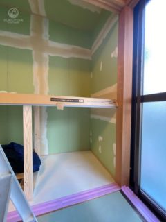 押入の中の壁にお部屋と同じクロス・壁紙を貼りました／クロスを貼ってから凸凹がでないようしっかり下地処理をします