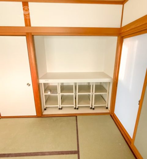 ２リットルペットボトルを収納するための収納にぴったりの高さに棚を設置／押入下段を使いやすくリフォーム／神戸市リフォーム事例