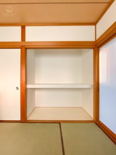 押入下段を使いやすく・収納ラックぴったりの高さに中段を設置しました／棚の高さを変えて出し入れしやすい押入