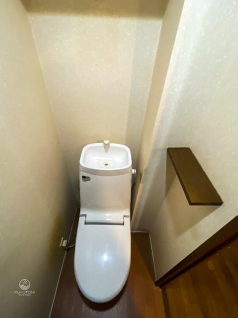 水漏れのあるリフォーム前トイレ／トイレ後ろの壁の中にカビがびっしり／築34年マンション尿はね、水はねなどシミの気になるようになってきたトイレ