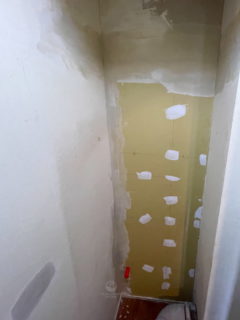 水漏れ修理後、壁の下地となる石膏ボードを設置して、壁紙を貼るための下処理中の画像／段差をなくし、クロスを貼ったあとのトラブルを回避