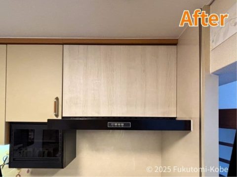 システムキッチンの換気扇だけを交換したリフォーム後の写真/換気扇にはパネルが必要で、既存のパネルに似たものを採用しました。