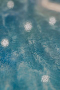 光の反射によって奥行きと艶が分かるレジンアートの表面アップ