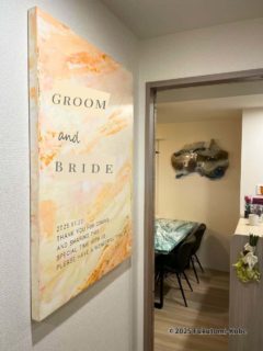 イタリア製特殊塗り素材のメモリアルボードを壁に飾った使用イメージ