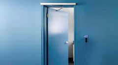 扉上の装置により自動化された開き戸の写真/マンション玄関の引戸化ができないときの選択肢