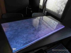 レジンアートで仕上げたコンパクトな小型テーブルの天板