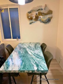 イタリア製特殊塗り素材の下地にレジンコーティングを施したダイニングテーブル天板